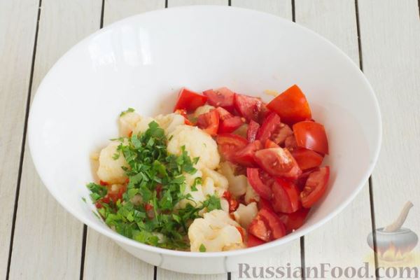 Салат из цветной капусты с болгарским перцем и помидорами