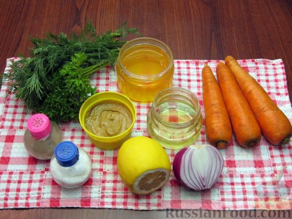Морковный салат с красным луком, зеленью и медово-горчичной заправкой