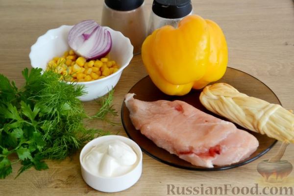 Салат с курицей, болгарским перцем, кукурузой и сыром сулугуни
