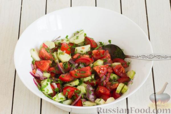 Салат из помидоров и огурцов, с луком, зеленью и ореховой заправкой