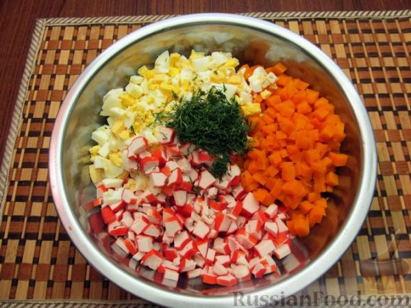 Салат из моркови с крабовыми палочками и яйцами
