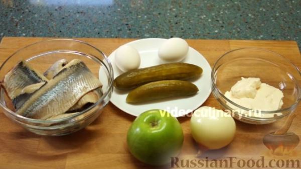 Салат "Мировой закусон" с сельдью, маринованными огурцами и яблоком