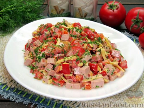 Салат с колбасой, помидорами, болгарским перцем и сыром