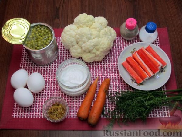 Салат с цветной капустой, крабовыми палочками, морковью и горошком
