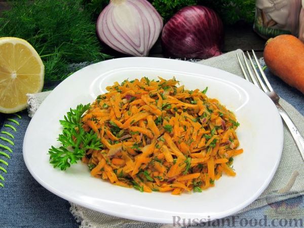 Морковный салат с красным луком, зеленью и медово-горчичной заправкой