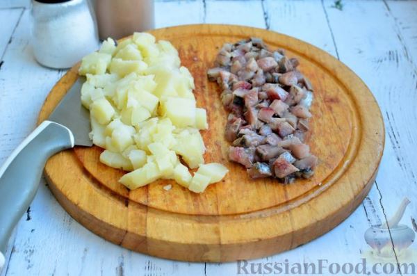 Салат со свёклой, сельдью, картофелем, плавленым сыром и яблоком