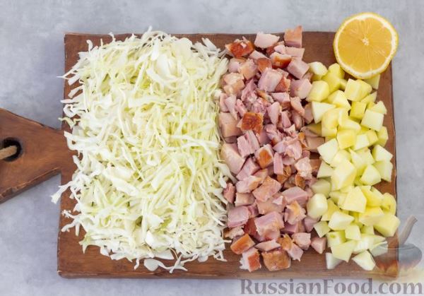 Салат с копчёной курицей, капустой, яблоком и яичными блинчиками