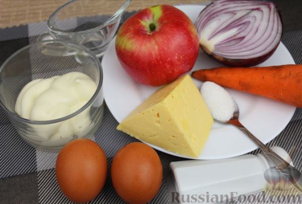 Слоёный салат с яблоками, морковью, сыром и яйцами