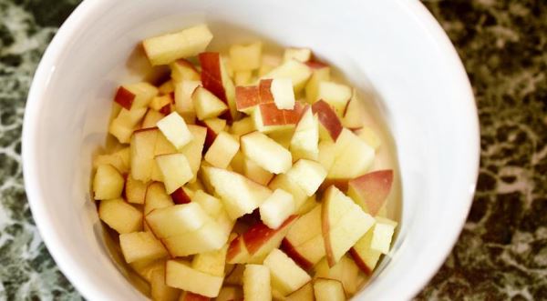 Оладьи с яблочным припеком и корицей для завтрака