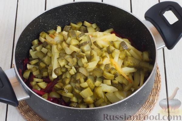 Овощное рагу со свёклой, маринованными огурцами и картофелем