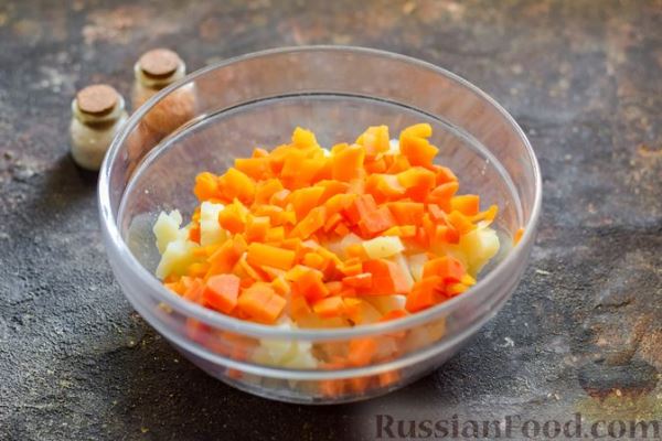 Салат из курицы с картофелем, морковью и горошком