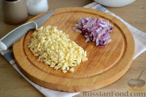 Салат с курицей, болгарским перцем, кукурузой и сыром сулугуни
