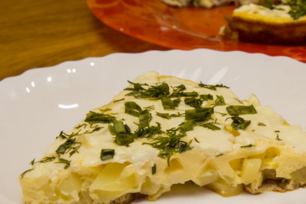 Омлет с картофелем, луком и сыром