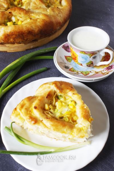 Пирог с квашеной капустой и яйцом