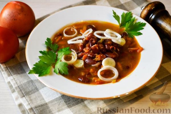 Фасолевый суп с луком-пореем и помидорами