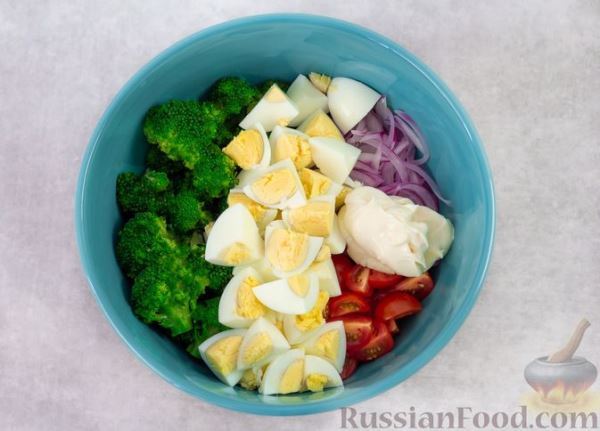 Салат с брокколи, помидорами, яйцами и луком