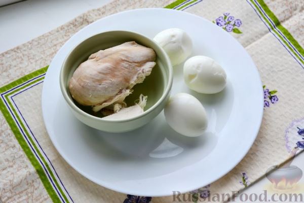 Слоёный салат с курицей, яблоками, сыром и яйцами