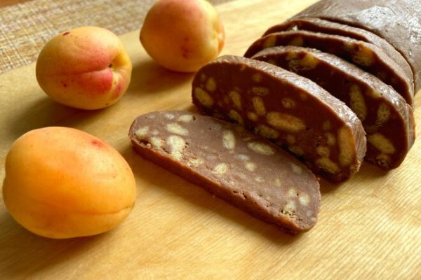 Шоколадная колбаска из печенья и какао