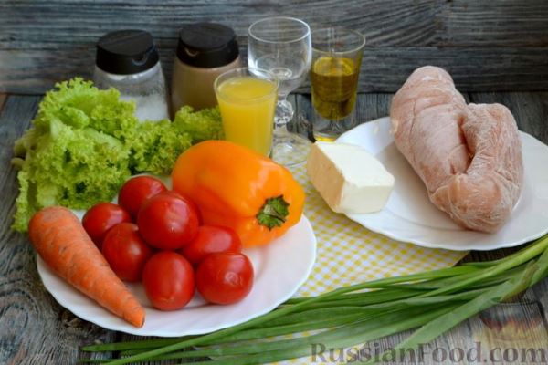 Салат с курицей, овощами и сыром фета