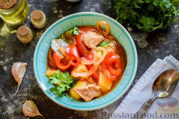 Говяжий суп с болгарским перцем и томатной пастой