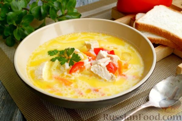 Куриный суп с овощами, рисом и плавленым сыром