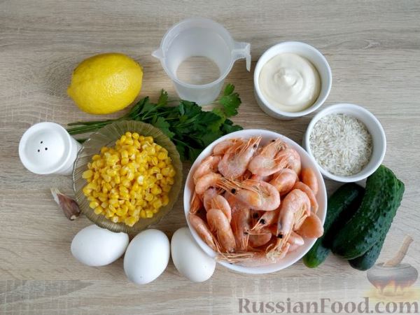 Салат с креветками, рисом, кукурузой и огурцами
