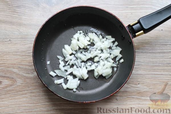 Слоеный салат с белыми грибами, картофелем и солёными огурцами