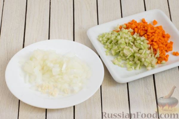 Томатный суп с рисом и консервированными фасолью и горошком