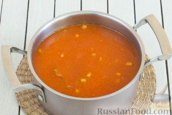Томатный суп с рисом и консервированными фасолью и горошком