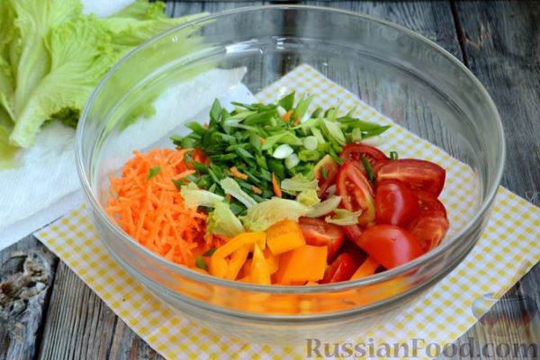Салат с курицей, овощами и сыром фета