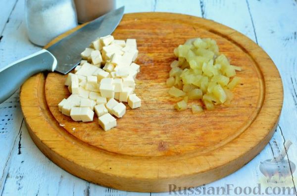 Салат со свёклой, сельдью, картофелем, плавленым сыром и яблоком
