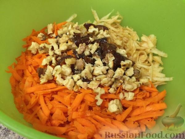 Витаминный салат из моркови, яблок, фиников и орехов