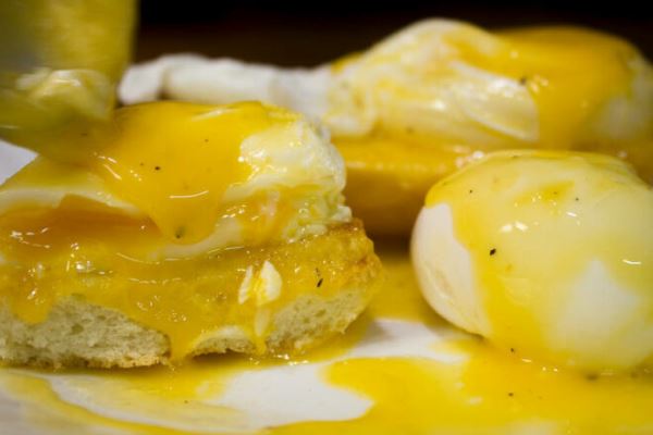 Яйца-пашот с голландским соусом по рецепту Рамзи