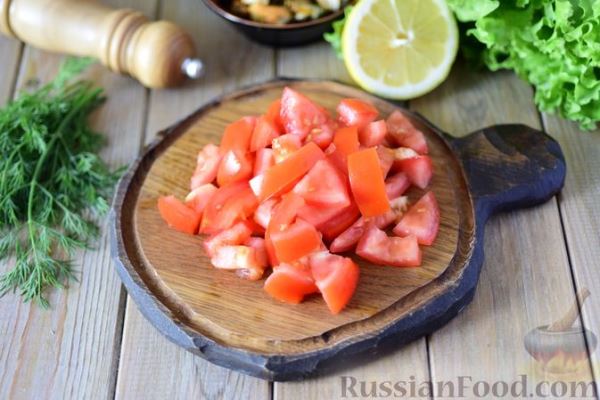 Салат с мидиями, помидорами и сухариками