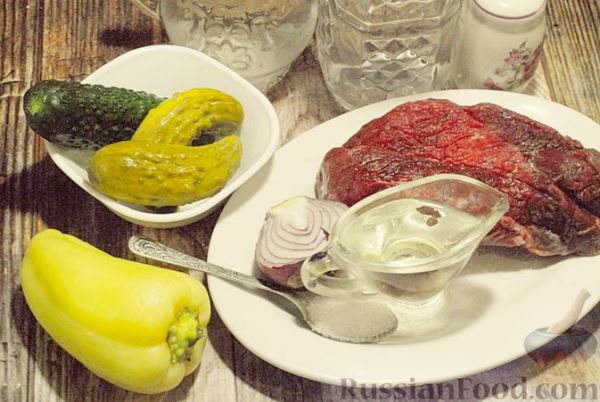 Салат с говядиной, болгарским перцем и огурцами