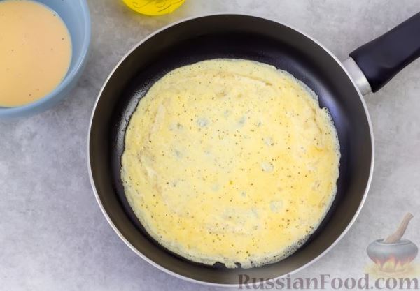 Салат с копчёной курицей, капустой, яблоком и яичными блинчиками