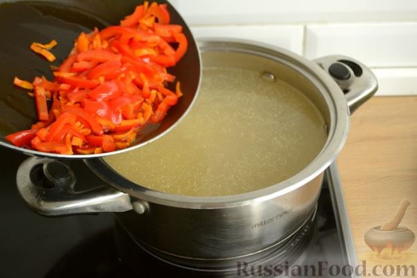 Куриный суп с овощами, рисом и плавленым сыром
