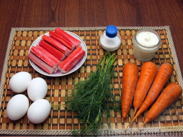 Салат из моркови с крабовыми палочками и яйцами