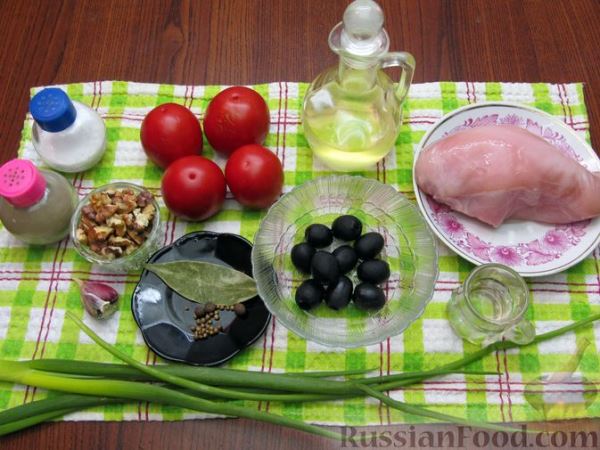 Салат с курицей, помидорами, маслинами и грецкими орехами